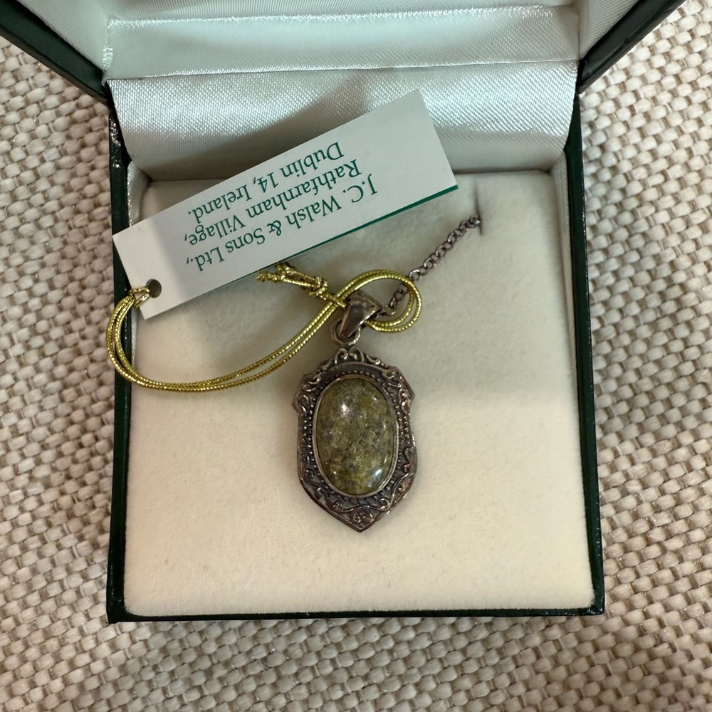 Elegant Silver Pendant Necklace